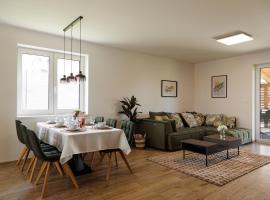 Pool Villa Mukařov, ξενοδοχείο σε Srbín