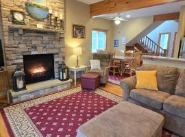 Our Heart's Desire- spacious 3 BR condo with hot tub in great location!, hotel v destinaci McHenry