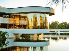 Beautiful home in West Palm 5 min to Airport, hotel in West Palm Beach