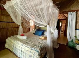 Bungalow avec cuisine équipée sur plage privée , RAVENALA Lodge, hotel v destinaci Ile aux Nattes