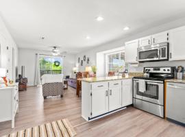 Family and Pet friendly ground level Condo, 4 mins to Silver Dollar City, Amazing Ozark Mountain Views, hotel in Branson