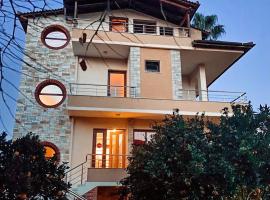 Triena Rooms, hotel en Fier