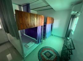 Layover Guesthouse at 28 Fokker- Near Airport, hotel en Manila