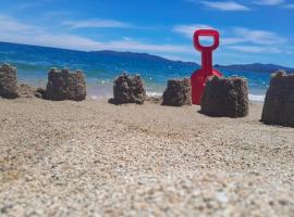 J60 Beach Guest House, hotel sa Asini