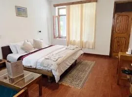 Tourist Hotel 10 minutes walking distance from the mall