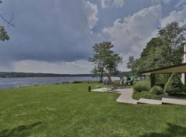 Hideaway - LakeHouse/spa/dock/, hotel in Pocono Summit