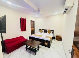 Hotel Three Stay - Near Dilli Haat Janakpuri, hotel di New Delhi