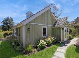 Seabreeze #4 - Charming Cottage Footsteps to the Beach, hotel in Hampton Bays