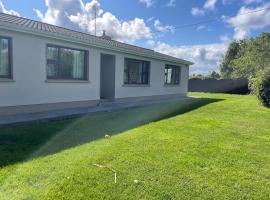 Beautiful Beach Side Bungalow, hotel v destinaci Galway