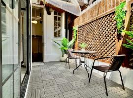 Duplex Garden Villa with Private Courtyard Jing'an Villa Near Metro Downtown Shanghai, hotel in Shanghai