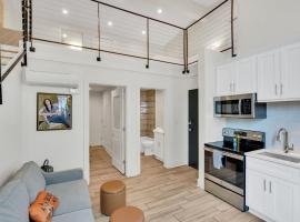 Chic Getaway Across From French Quarter, hotel in New Orleans