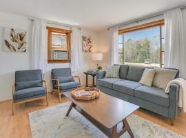 Hike, Ski and Ice Fish! Cozy Bungalow in Cedar, отель в городе Cedar