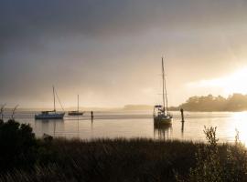 Risby Cove Boutique Hotel, hotel in Strahan