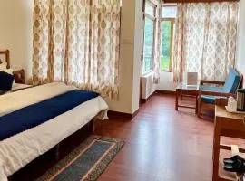 Tourist Hotel 10 minutes walking distance from the mall