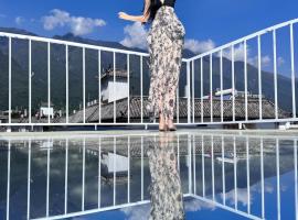 SIXI CANGSHAN MOUNTAINS GOLDEN SUNRISE MIRROR OF THE SKY SOUND SLEEP HOTEL DALI ANCIENT CITy, hotel in Dali