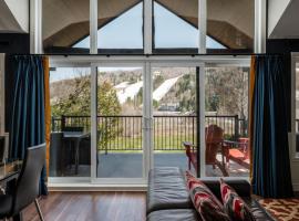 Spacious 3 bedroom condo Ski-in Ski-out St Sau, ξενοδοχείο σε Saint-Sauveur-des-Monts
