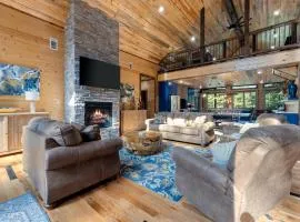 Cozy Luxe Cabin Hot Tub plus Firepit