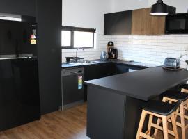 CBD Elizabeth St Modern Townhouse - Secure Parking, hotel in Launceston