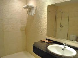 Motel Cancun Oviedo, хотел в Llanera