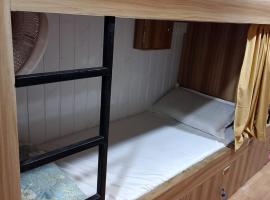 Sun Shine AC Dormitory，位于孟买的酒店