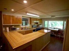 Summer Special 250 per night, White River Float Trips - Charming country 4Bd 2Ba Full House - Near Beaver Lake & Dam and Eureka Springs - 3 boat ramps within 3 miles