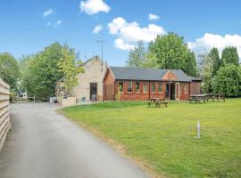 Longnor Wood Holiday Park, hotel in Longnor