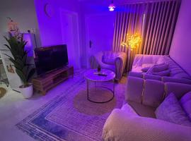 شقة حديثة تقع بالقرب من البوليفارد والاماكن التجارية والسياحية خلف الهارتيز والغنيم اسكوير, hotel i Khamis Mushayt