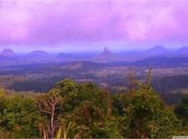 White Jacaranda Tiny House by Tiny Away, hotel in Maleny