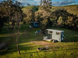 Viesnīca Tiny House Farmstay at Dreams Alpaca Farm - A Windeyer Outback Experience pilsētā Windeyer