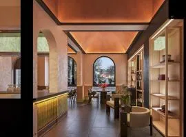 Happy Dragon Imperial Garden Courtyard --Newly renovated French Window with garden view, Close to Lama Temple Forbidden City&Subway Nearby &free coffee & Free laundry&English speaking with tour services &Free WiFi unlimited for Western software