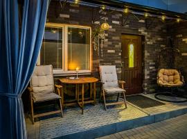 Charming Apartment with Private Yard, Hotel in Marijampolė
