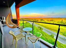 24'HR CHECK IN H'FLOOR SARADISE ECHELON KUCHING LUXURY BALCONY CONDO FACING AIRPORT 3R2B-2Cpark, hotel v destinaci Kučing