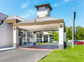 Farragut Inn & Suites