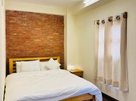 Yogi's Heritage in Patan-Beautiful Balcony Room, hotel in Pātan