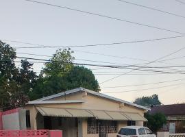 Entire 3 bedroom house in St Thomas, Jamaica, ξενοδοχείο σε Port Morant