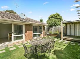 Beach Breeze Bungalow - in the heart of Torquay, hotell sihtkohas Torquay