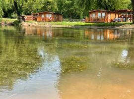 Lakeside Lodge 2, With Log burning Hot tub, ξενοδοχείο σε Everton