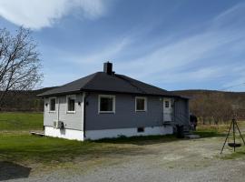 Koselig hus i sentrum av Olderfjord, hotel in Russenes