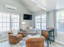 Cozy Tiny Home for 2! Short drive to the Beach!, hotel in Myrtle Beach