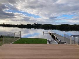 Swansea Lake Front Retreat with private jetty, hotel in Swansea