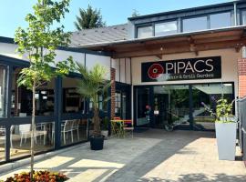 Pipacs Panír & Grill Garden Vendégház, hotel in Győrújbarát