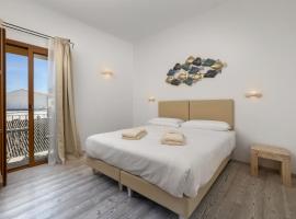 The Square Rooms and Suites, ξενοδοχείο σε Cannigione