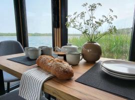 Houseboat SeeSea Mazury - Domek na wodzie Bogaczewo k Giżycka, hotel sa Bogaczewo