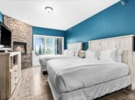Breathtaking Lake Views Studio, 2 Queen Beds, Fireplace and Heated Indoor and Outdoor Pools