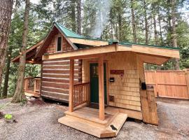 Bigfoots Bungalow with Fire Pit Woodstove and Large Deck, hotell i Qualicum Beach