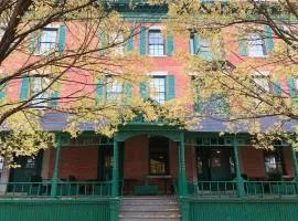 Rogues Harbor Inn