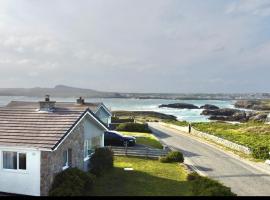 Ty Bychan- Sea Views- Pet Friendly-Secure Garden-4 Bed, hotel v destinaci Trearddur