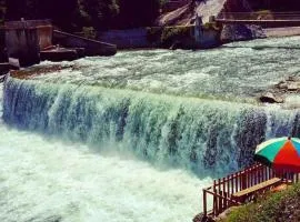 Hotel Dee waterfall view kutten