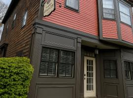 86 Dr Marcus House - Popular Broadway Area, ξενοδοχείο στο Νιούπορτ