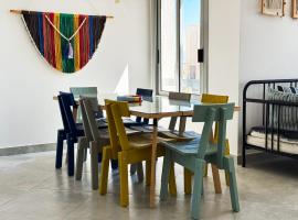 2BR Chalet with Direct Pool Access Ein Bay, ξενοδοχείο σε Αΐν Σούχνα